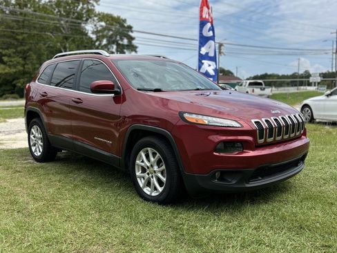 Used 2017 Jeep Cherokee Latitude FWD image 2