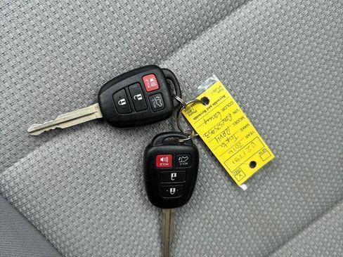Used 2016 Toyota RAV4 XLE AWD/4WD image 33