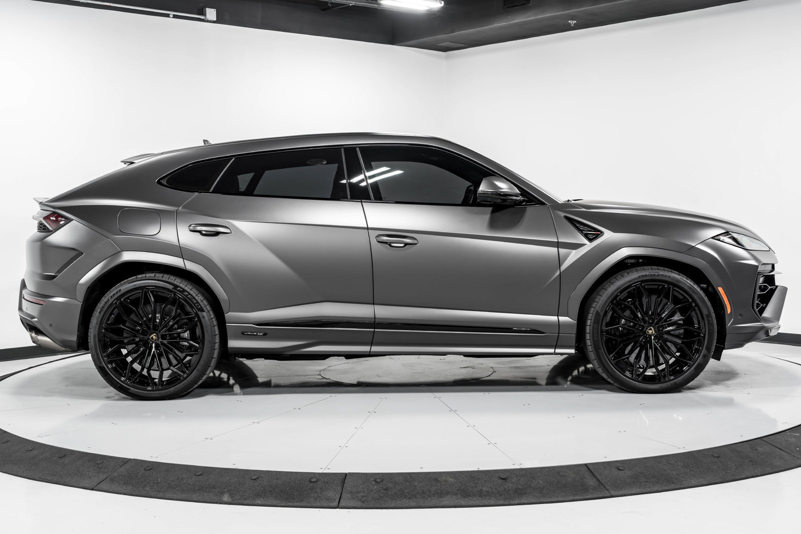 Used 2026 Lamborghini Urus SE AWD/4WD image 2