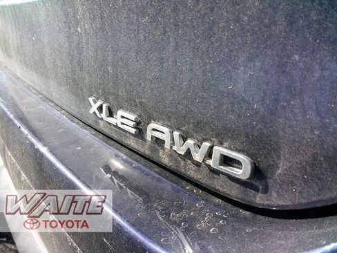 Used 2022 Toyota Highlander XLE AWD/4WD image 3