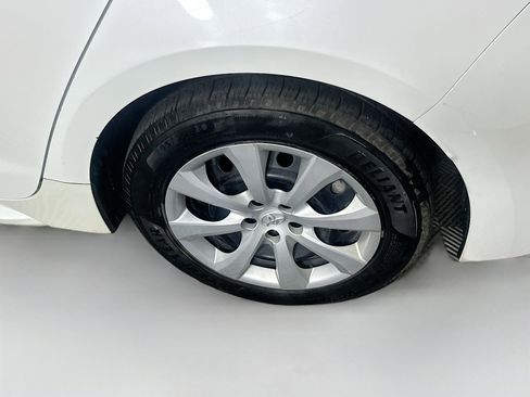 Used 2021 Toyota Corolla LE w/ Carpet Mat Package (TMS) FWD image 11