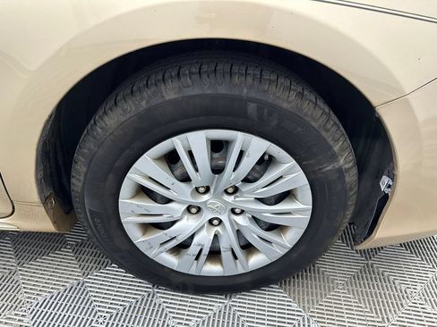 Used 2012 Toyota Camry LE FWD image 11