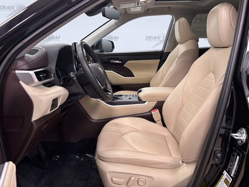 Used 2020 Toyota Highlander XLE AWD/4WD image 9