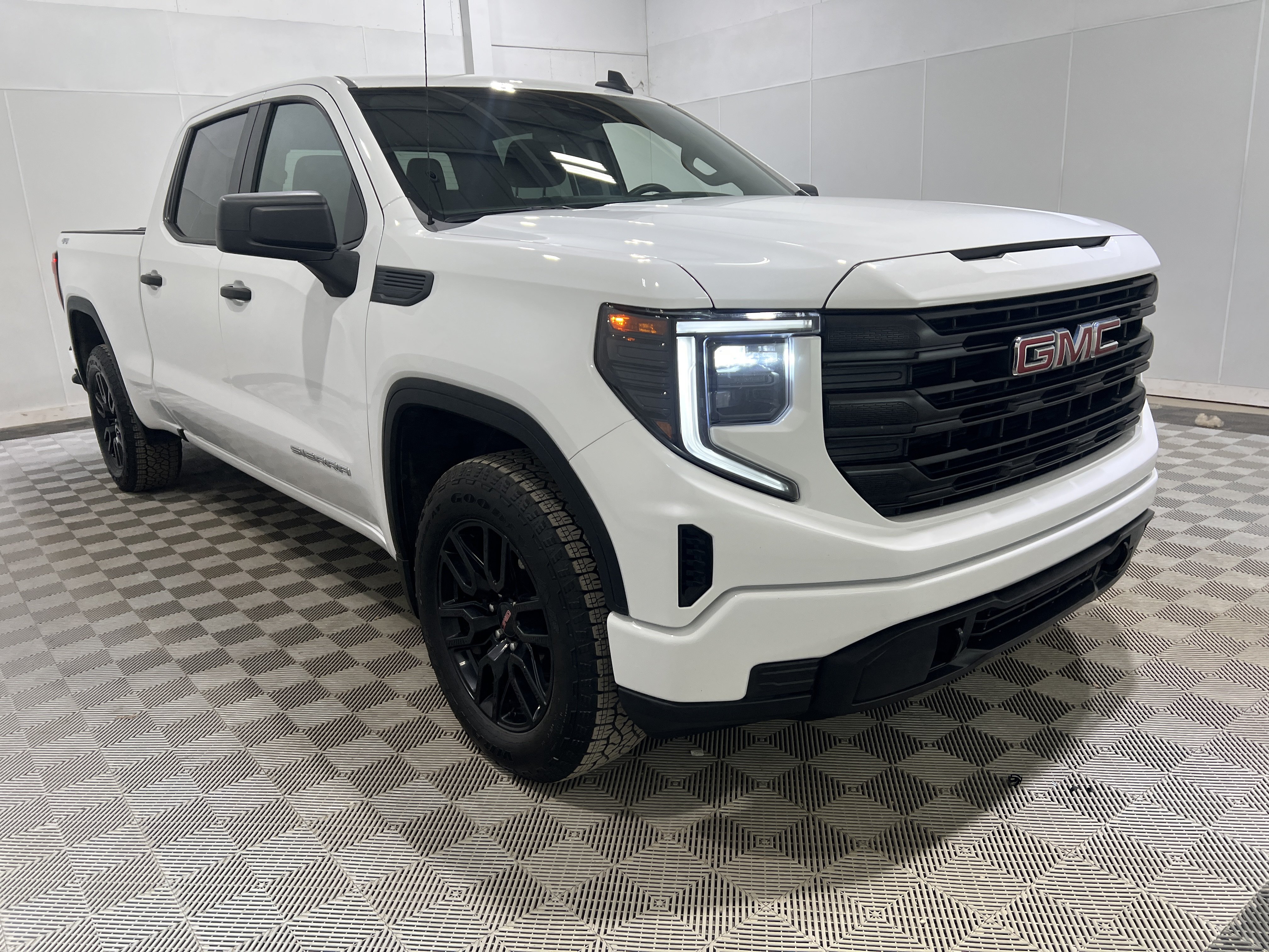 Used 2024 GMC Sierra 1500 Pro w/ Graphite Edition AWD/4WD image 4