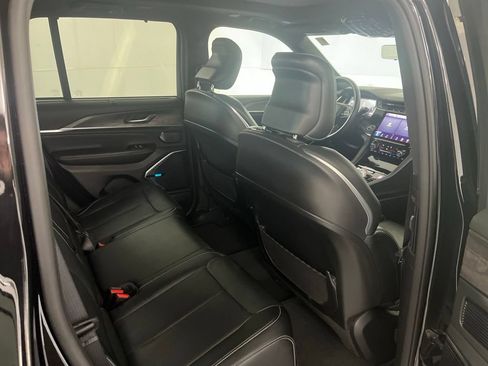 Used 2022 Jeep Grand Cherokee Overland w/ Luxury Tech Group IV AWD/4WD image 23