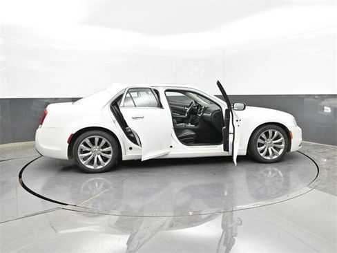 Used 2020 Chrysler 300 Limited image 24