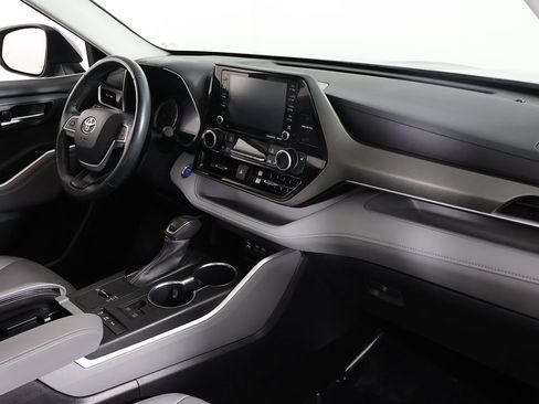 Used 2022 Toyota Highlander XLE image 30