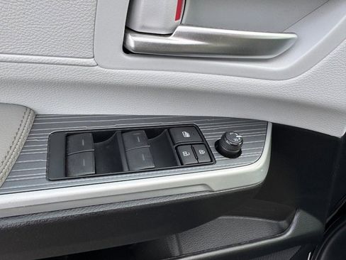 Used 2025 Toyota Sienna XLE image 17