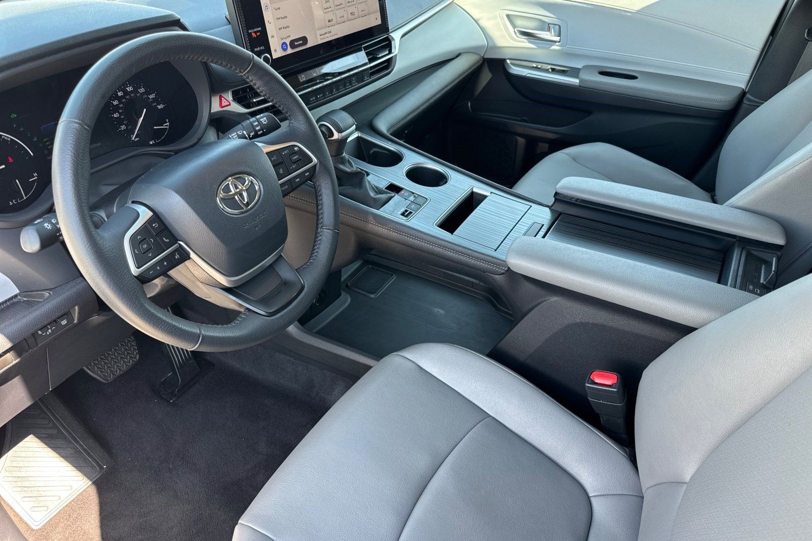 Used 2025 Toyota Sienna XLE FWD image 4