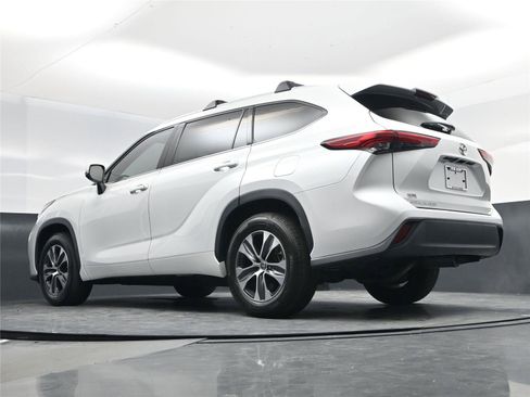 Used 2022 Toyota Highlander XLE image 12