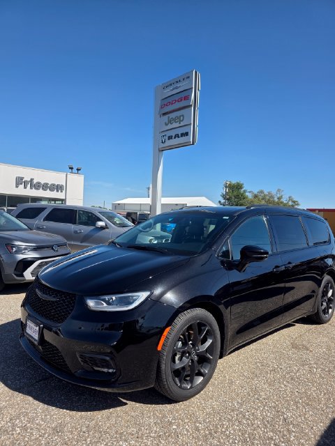 Used 2025 Chrysler Pacifica Limited FWD image 1