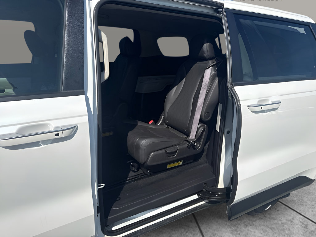 Used 2024 Kia Carnival LX FWD image 21