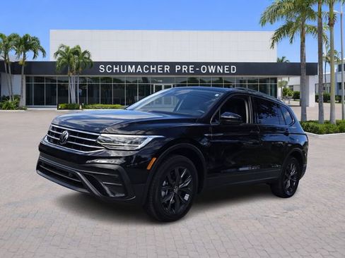 Used 2024 Volkswagen Tiguan SE w/ Panoramic Sunroof Package image 3