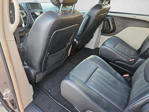 Used 2015 Chrysler Town & Country Touring-L w/ Driver Convenience Group image 9
