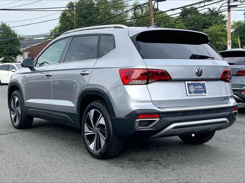 Used 2024 Volkswagen Taos SE w/ Panoramic Sunroof Package AWD/4WD image 3
