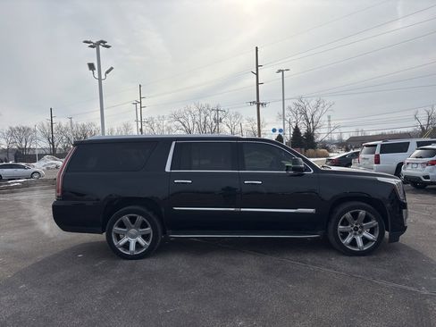 Used 2017 Cadillac Escalade ESV Luxury image 4