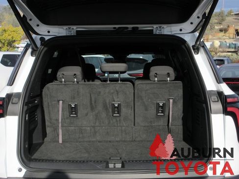 Used 2025 Chevrolet Traverse LT w/ Midnight/Sport Edition image 7