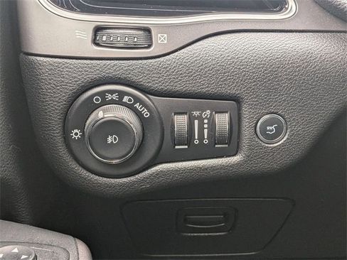 Used 2019 Jeep Cherokee Limited w/ Technology Group image 23