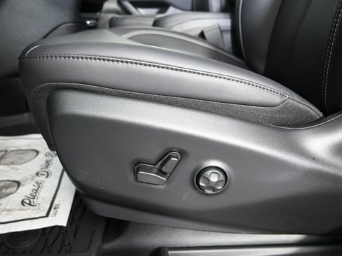 Used 2025 Chrysler Pacifica Select w/ Fav Edition Package image 24