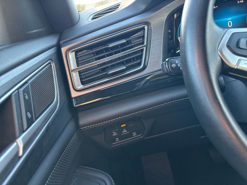 Used 2025 Volkswagen Atlas Cross Sport SE image 35