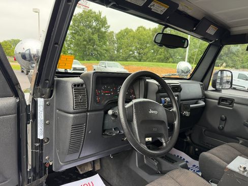 Used 2004 Jeep Wrangler Rubicon w/ Dual Top Group AWD/4WD image 26