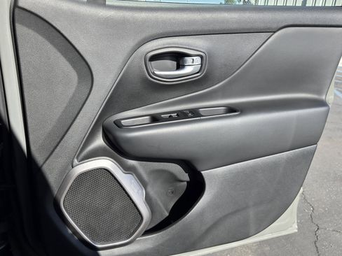 Certified 2022 Jeep Renegade Latitude image 33