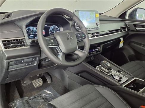 New 2025 Mitsubishi Outlander SE image 14