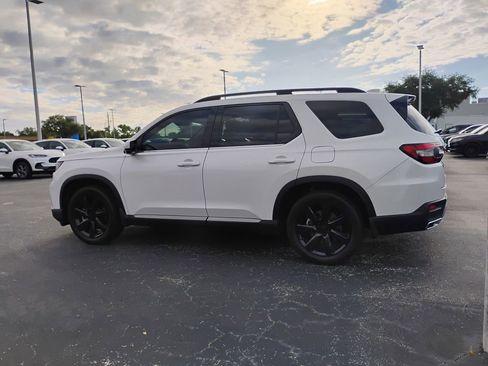 Used 2025 Honda Pilot Touring image 4