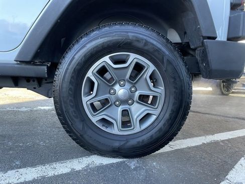 Used 2017 Jeep Wrangler Unlimited Rubicon w/ Connectivity Group image 29