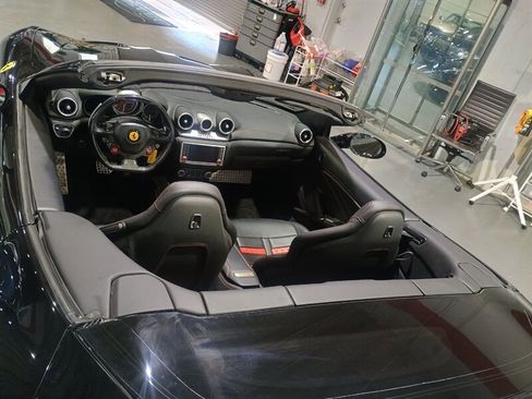 Used 2018 Ferrari California T image 11