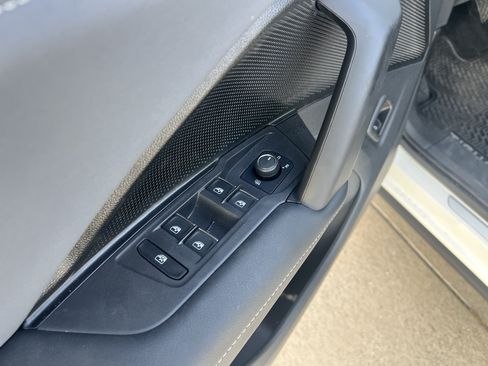 Used 2025 Volkswagen Tiguan SE w/ Panoramic Sunroof Package FWD image 13