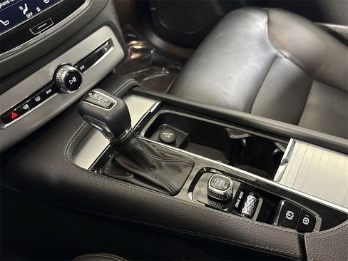 Used 2018 Volvo XC90 T5 Momentum w/ Convenience Package image 29