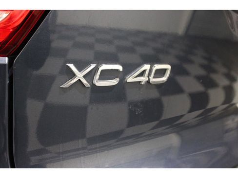 Used 2022 Volvo XC40 T5 Momentum image 17