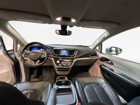 Used 2020 Chrysler Pacifica Touring-L FWD image 21