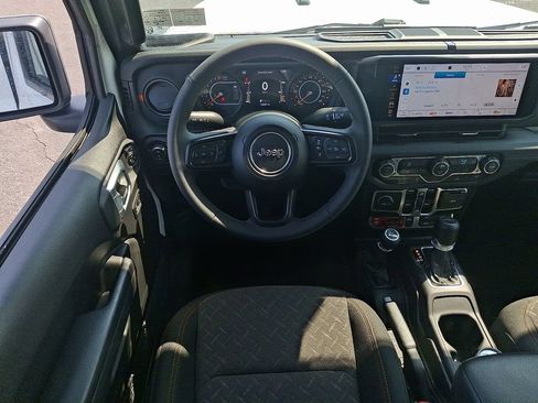 Used 2026 Jeep Gladiator Mojave AWD/4WD image 12