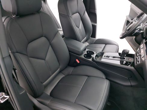 Certified 2025 Porsche Macan image 12