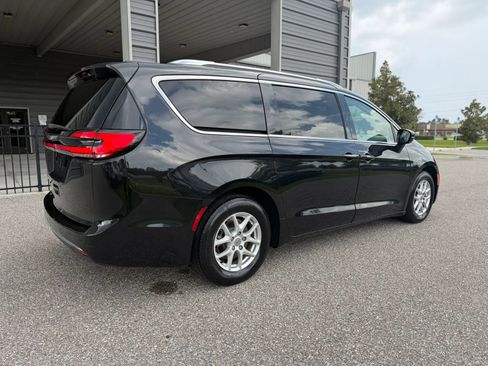 Used 2021 Chrysler Pacifica Touring-L FWD image 10