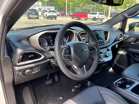 Used 2025 Chrysler Voyager LX FWD image 11