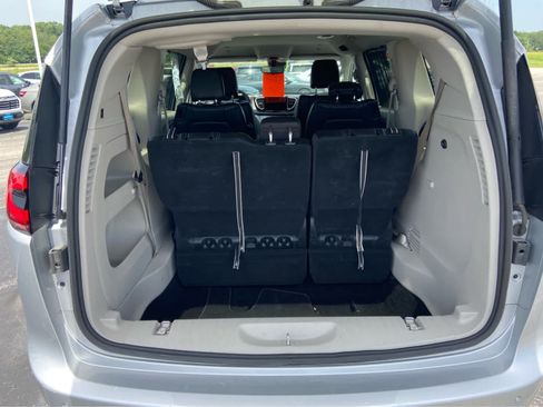 Used 2024 Chrysler Pacifica Touring-L FWD image 5
