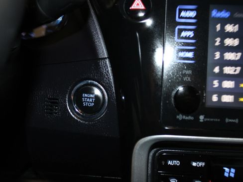 Used 2018 Toyota Corolla SE w/ SE Premium Package FWD image 15