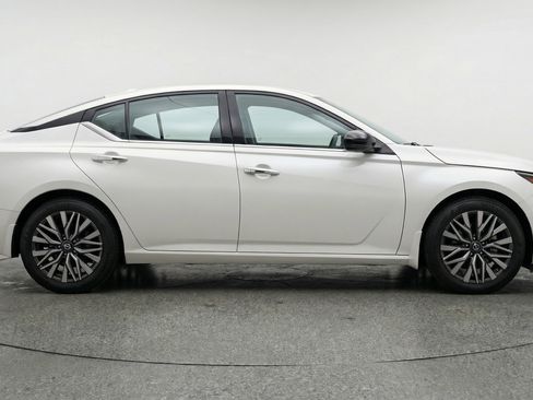 Used 2025 Nissan Altima 2.5 SV image 11