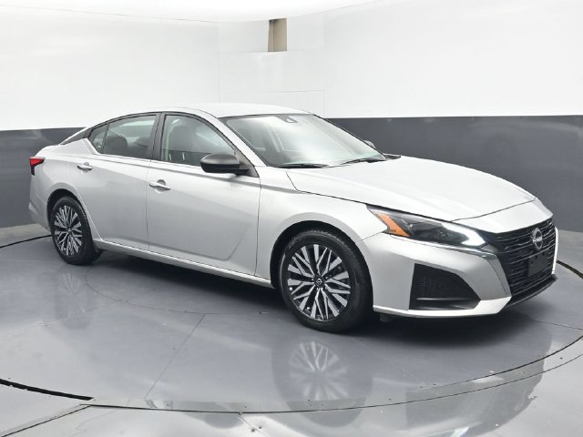 Used 2024 Nissan Altima 2.5 SV FWD image 2