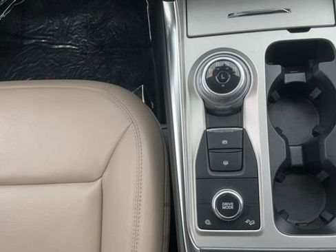 Used 2022 Ford Explorer XLT w/ Equipment Group 202A AWD/4WD image 19