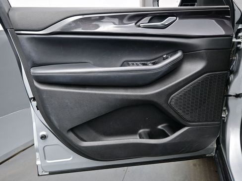 Used 2023 Jeep Grand Cherokee Altitude image 9