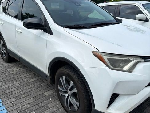 Used 2018 Toyota RAV4 LE FWD image 2