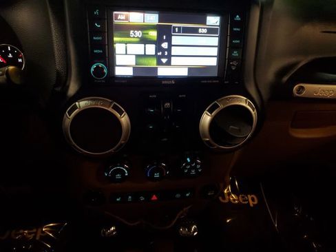 Used 2013 Jeep Wrangler Unlimited Sahara w/ Connectivity Group AWD/4WD image 19