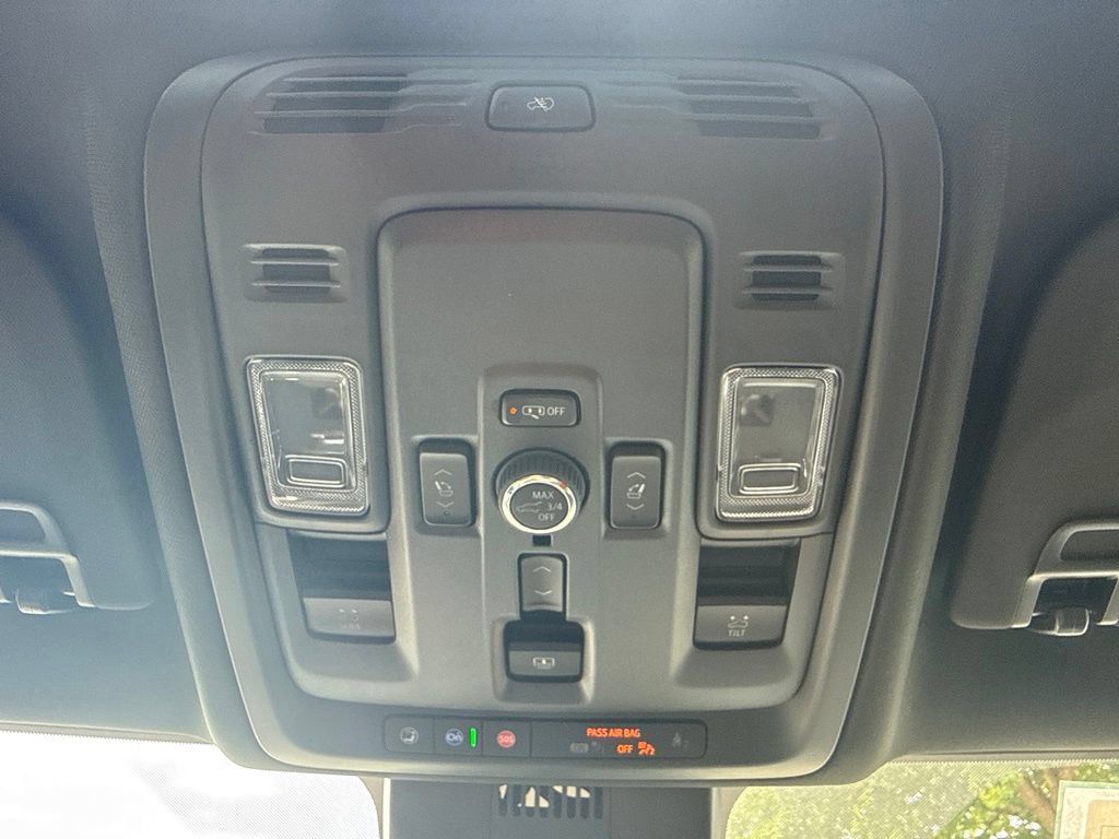 Used 2025 GMC Yukon XL AT4 Ultimate AWD/4WD image 31