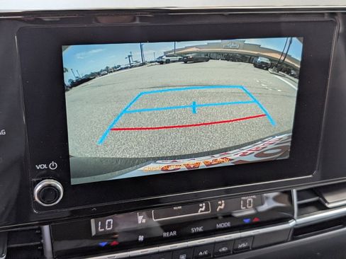 Used 2025 Toyota Sienna LE FWD image 7