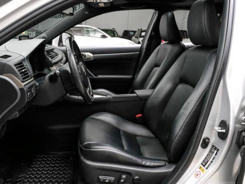 Used 2016 Lexus CT 200h w/ Navigation Package FWD image 3