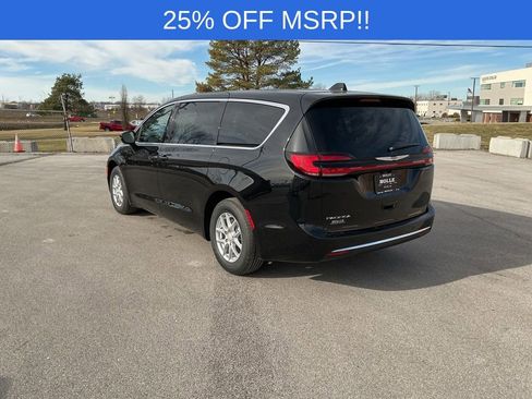 New 2026 Chrysler Pacifica Select image 4